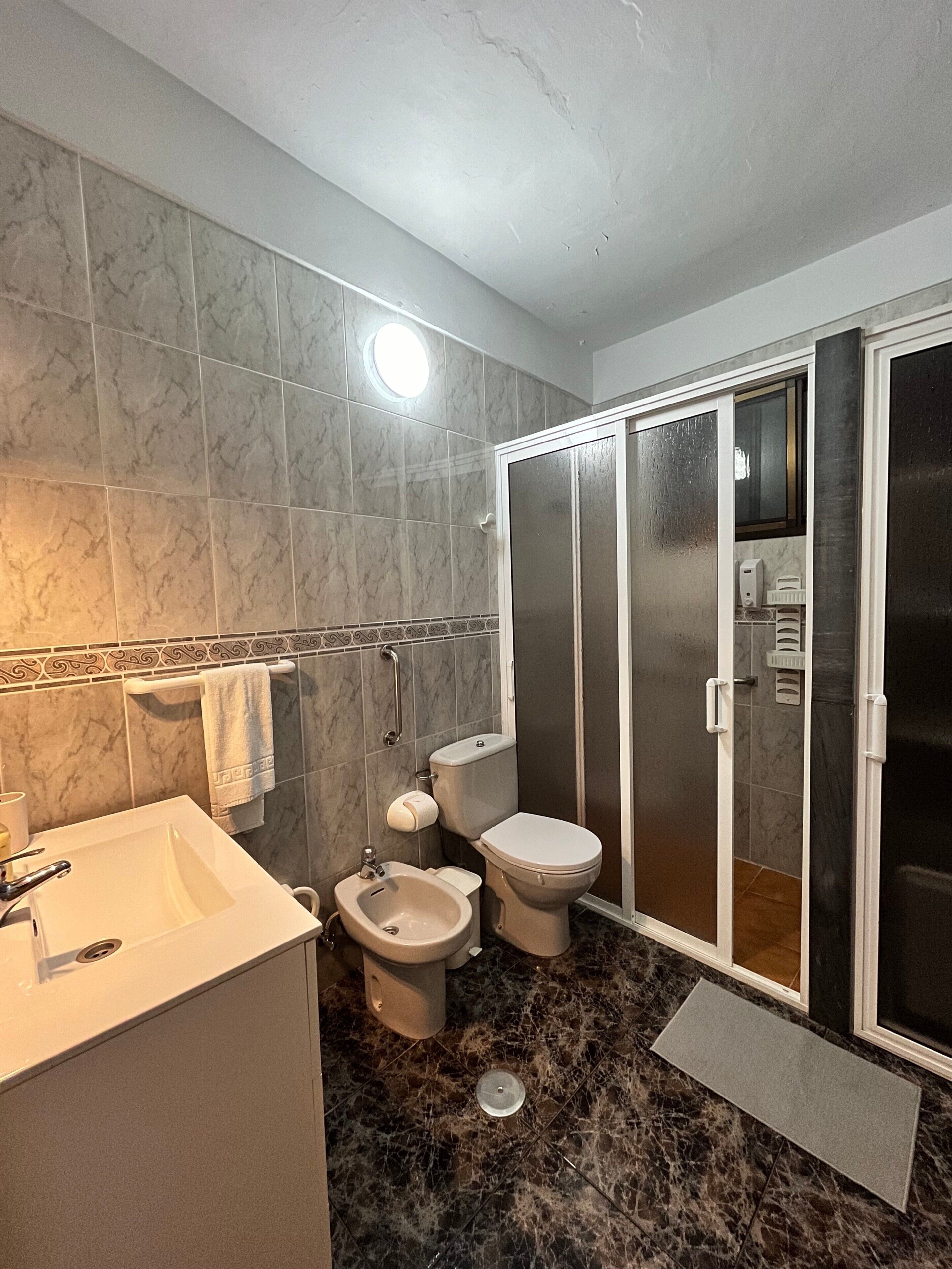 Badewanne, Haartrockner, Handtücher