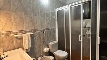 Badewanne, Haartrockner, Handtücher