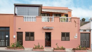 A two-story building with a balcony, a door, and a window. - Holiday Home Casa del Molino with Sea & Mountain Views, Wi-Fi, and Terrace (Icod de los Vinos)