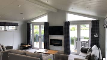 Cabin | Living room | TV, fireplace