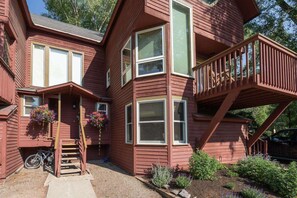 Exterior - Cozy creekside townhome with private deck, walk to Lift 7, gondola, and Main Street (Telluride)