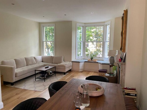 20-inch TV with cable channels - Chic 2 Bedroom Townhouse in Oval (London)