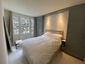 2 bedrooms, iron/ironing board, bed sheets - Chic 2 Bedroom Townhouse in Oval (London)