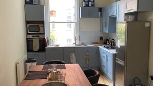 Mikrovågsugn, ugn, spishäll och diskmaskin