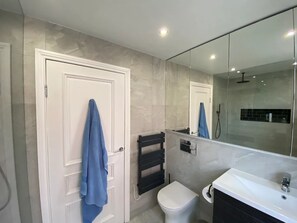 Bathroom - Chic 2 Bedroom Townhouse in Oval (London)