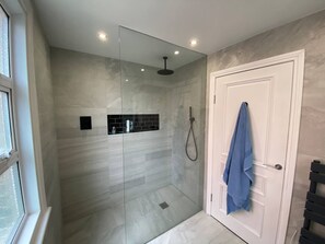 샤워 시설, 무료 세면용품, 타월