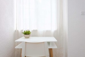 Huoneisto (2 Bedrooms) | 2 makuuhuonetta, kannettavalle tietokoneelle sopiva työtila