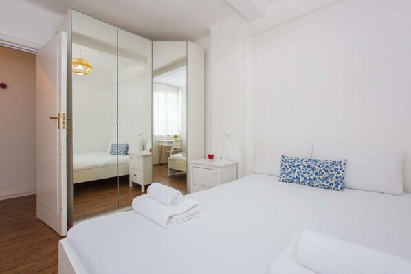 2 عدّة غرف نوم ومساحة عمل للكمبيوتر المحمول ومكواة/لوح كي وواي فاي