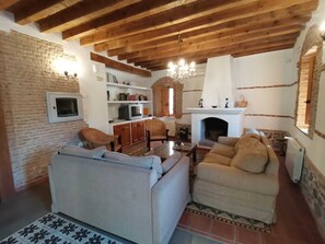 Fernseher, Kamin, Bücher