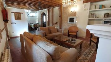 Fernseher, Kamin, Bücher