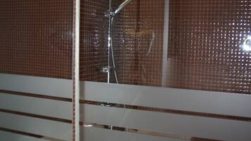 Een bad/douchecombinatie