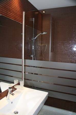 Een bad/douchecombinatie