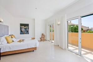 5 bedrooms, WiFi, bed sheets