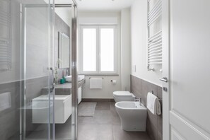 Shower, free toiletries, hair dryer, bidet