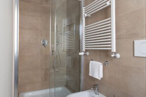 Shower, free toiletries, hair dryer, bidet