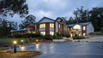 Overnatningsstedets facade – aften/nat