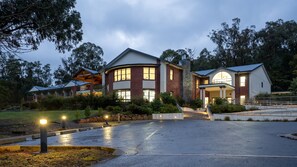 Front of property – evening/night - El Kanah Retreat (Marysville)