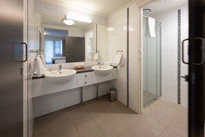 Familienzimmer | Badezimmer | Dusche, kostenlose Toilettenartikel, Handtücher, Seife