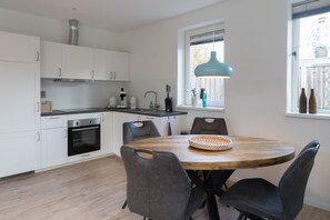 Jääkaappi, uuni, liesi, astianpesukone