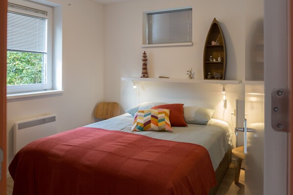 2 makuuhuonetta, tallelokero huoneessa, vauvan matkasänky