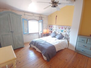 1 habitación, escritorio, tabla de planchar con plancha y cuna de viaje 