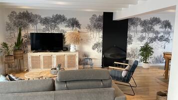 Televisie en een open haard