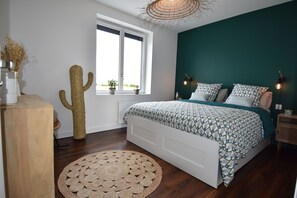 4 bedrooms, iron/ironing board, free WiFi, bed sheets