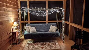 Smart-tv, een open haard, videospelletjes en een dvd-speler