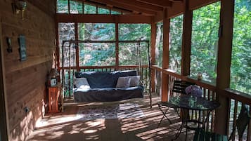 Smart-tv, een open haard, videospelletjes en een dvd-speler