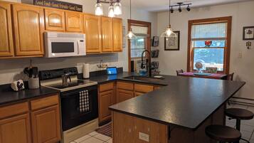 Een koelkast, een microgolfoven, een oven, een kookplaat