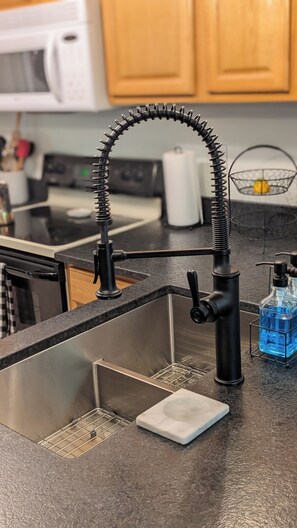 冷蔵庫、電子レンジ、オーブン、コンロ