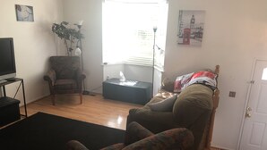 Comfort Townhome | Living area | Toys - Resting Easy in Reston (Reston)