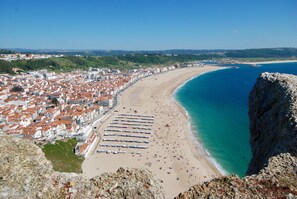 Plage à proximité, chaises longues, serviettes de plage