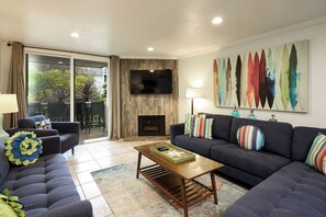 Fernseher, Kamin, Tischtennisplatte