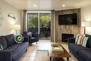 Fernseher, Kamin, Tischtennisplatte