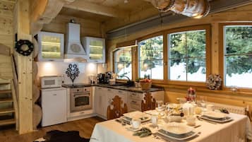 Chalet Premium (Domek Pudrowy) | Ruang keluarga | TV layar datar dan mainan