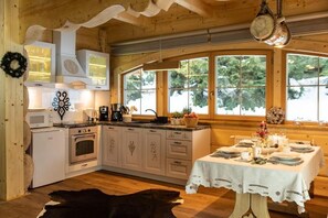 Chalet Premium (Domek Pudrowy) | Dapur pribadi | Lemari es besar, microwave, kompor, dan mesin pencuci piring