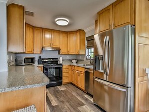 Kjøleskap, mikrobølgeovn, ovn og kokeplater