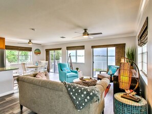 Smart-TV, bøker og stereoanlegg