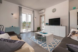 Télévision, cheminée, baby-foot