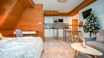 Deluxe Apartment (1) | 3 bedrooms, desk, soundproofing, free WiFi