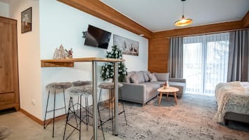 Deluxe Apartment (1) | 3 bedrooms, desk, soundproofing, free WiFi