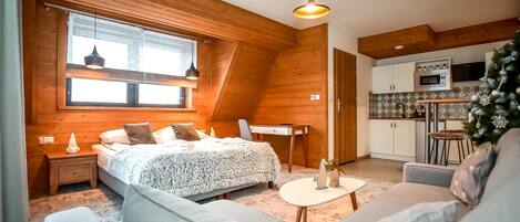 Deluxe Apartment (1) | 3 bedrooms, desk, soundproofing, free WiFi