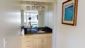 Condo, 1 Bedroom | Bathroom | Towels - Updated 22nd Floor Waikiki Condo - Free parking & WiFi - Ideal for large family! (Honolulu)