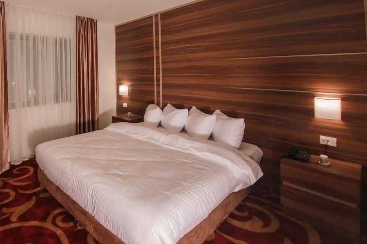 Individually furnished, desk, soundproofing, free WiFi