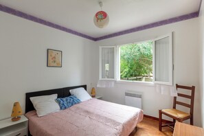 3 habitaciones, tabla de planchar con plancha y cuna de viaje