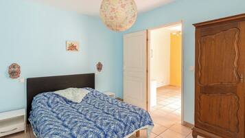 3 chambres, fer et planche à repasser