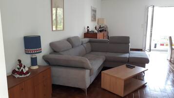 Télévision, lecteur de DVD, chaîne hi-fi
