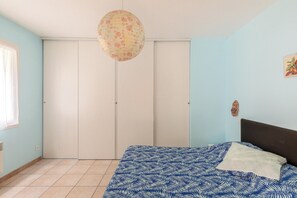 3 chambres, fer et planche à repasser