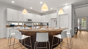 Fridge, microwave, oven, stovetop - Newly Renovated 6BR Family Home—Pool, BBQ & Games (Kissimmee)